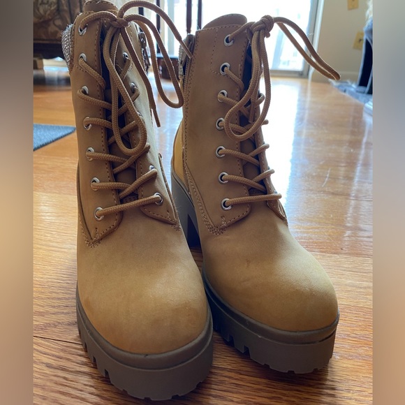 Tan Combat boots with 3 inch heel, 7.5 shoe size, in perfect condition. - Picture 6 of 10